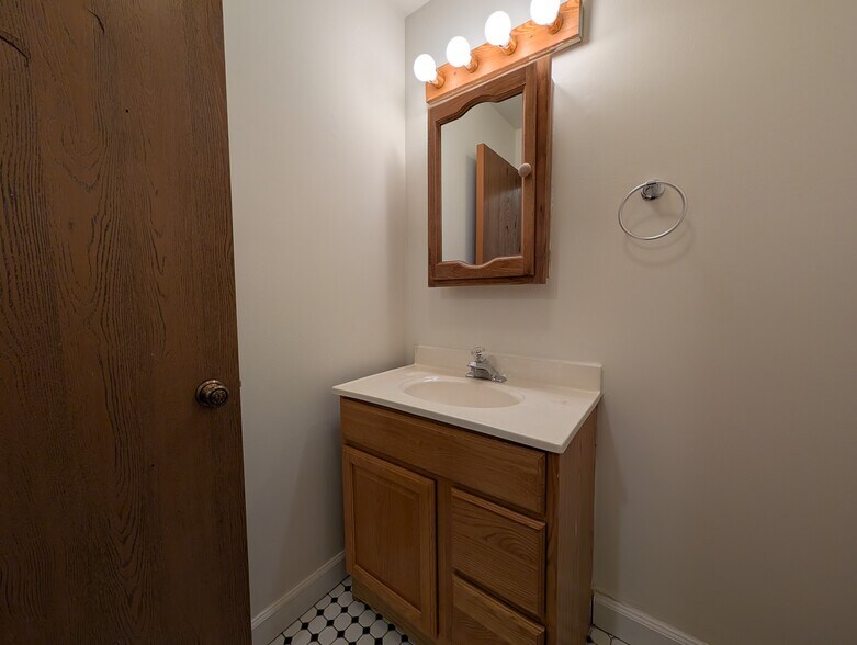 Building Photo - 813 W Cornelia Ave