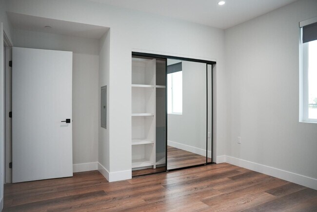 Building Photo - 8940 Reseda Blvd