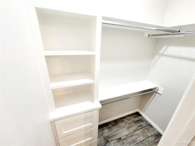 Building Photo - 12 Vani Dr