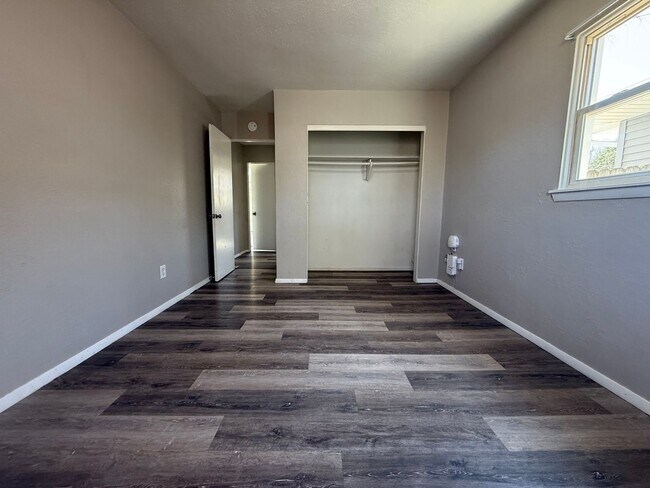 Building Photo - 215 Miriam Dr