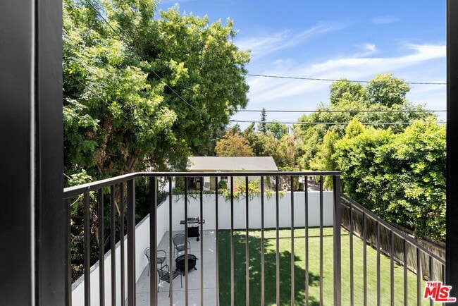 Building Photo - 5543 Fallbrook Ave