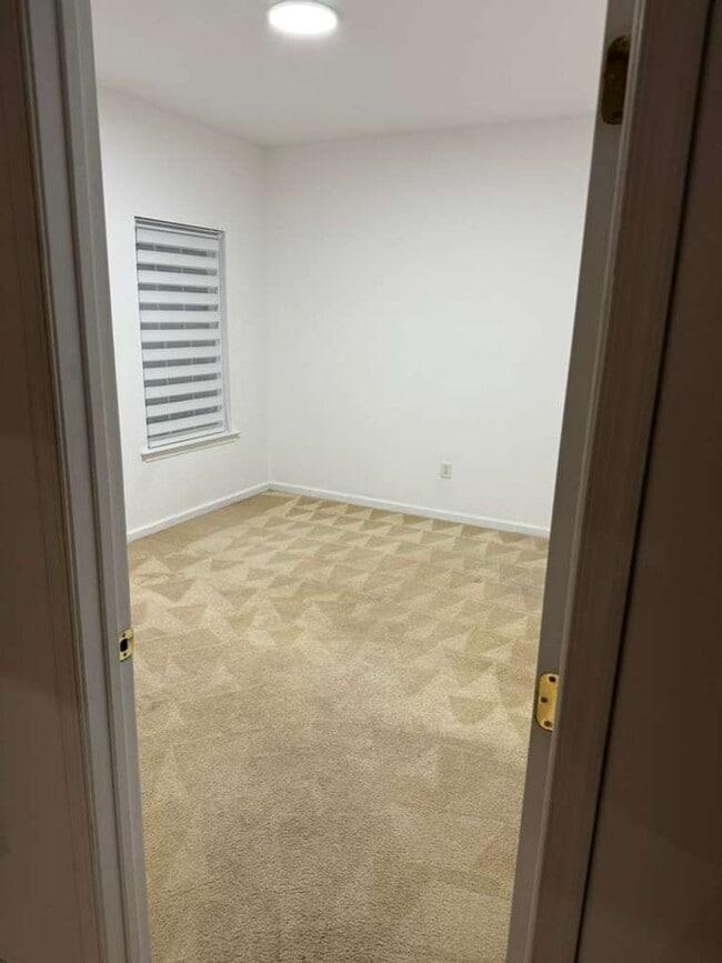 Building Photo - Stunning Home with Private Pool in Manchester