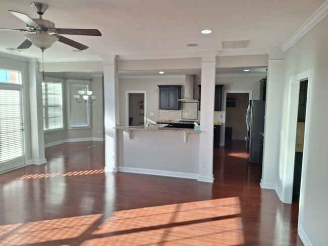 Building Photo - MARCH MOVE IN SPECIAL - $300 off FIRST FUL...