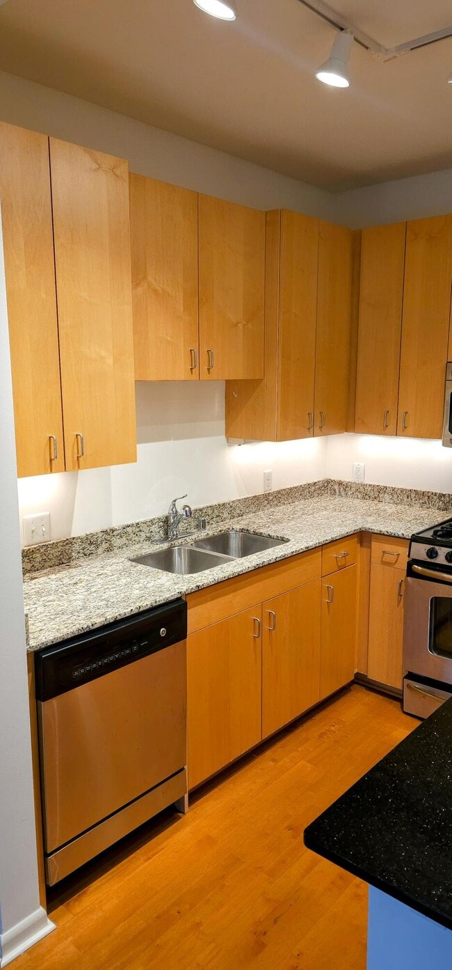 Building Photo - 1918 E Lafayette Pl