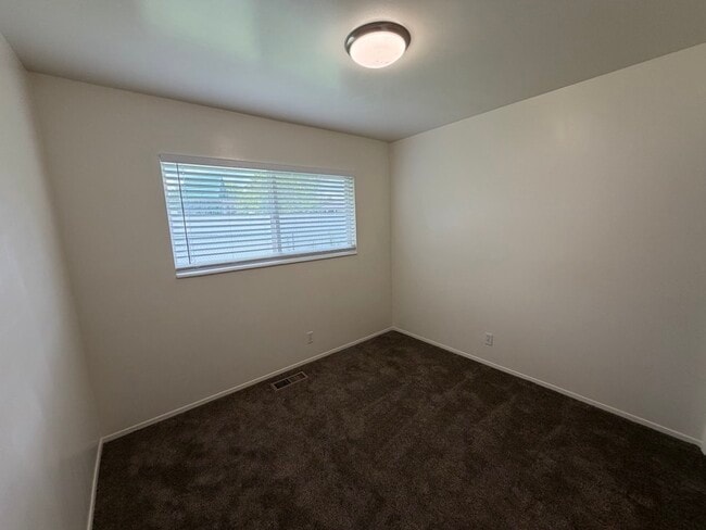 Building Photo - 744-746 E 200 N
