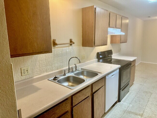 Building Photo - 1909 Cypress Pl