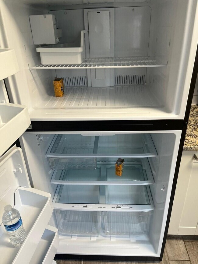 Building Photo - 144 Mansfield D