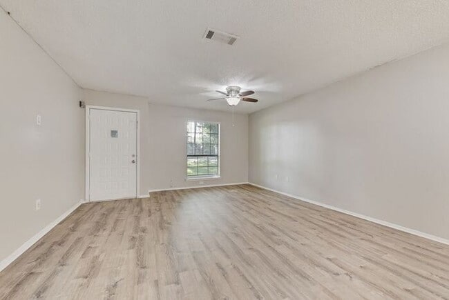 Building Photo - Quiet & Bright Home in Irving