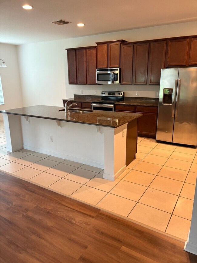 Building Photo - IMMEDIATE OCCUPANCY !!! LARGE// 5 Bedroom ...