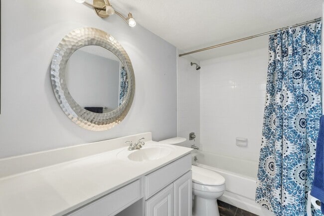 Building Photo - Beautiful 2/2 Bayshore Condo!