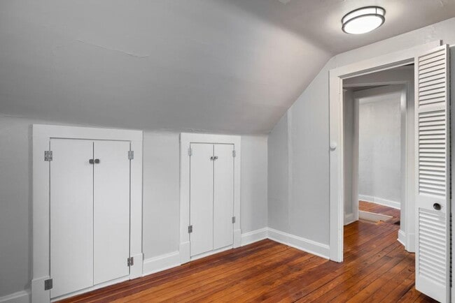 Building Photo - Charming 3-Bedroom Waldo Home with Porch Swing & Hardwood Floors