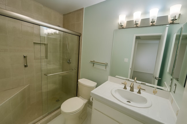 Building Photo - For Rent: 1 Bed / 1 Bath Condo in Lakeside...