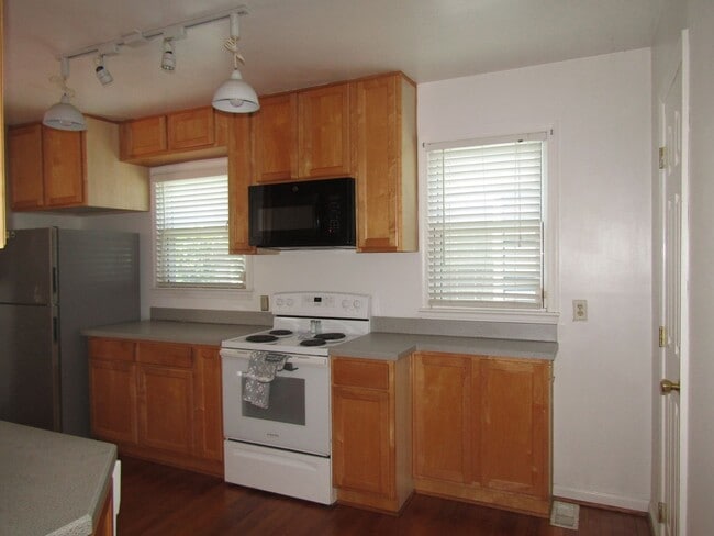 Building Photo - Gorgeous, Completely renovated 3 bedroom