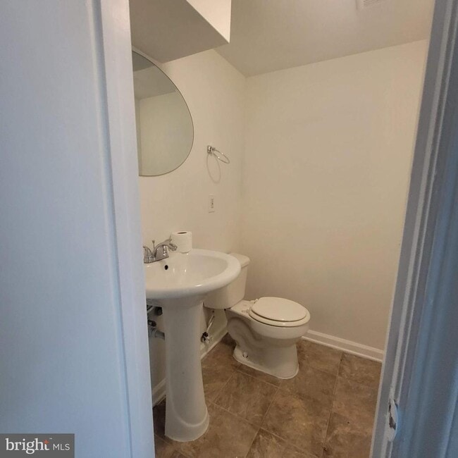 Building Photo - 8235 Tomlinson Ct