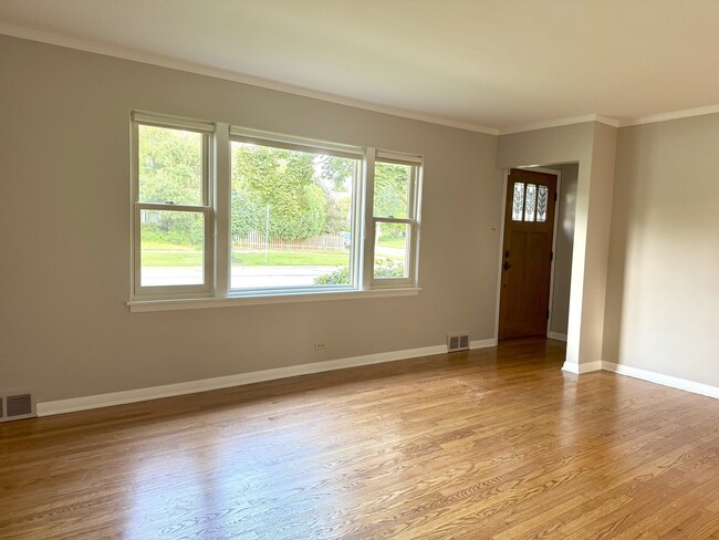 Building Photo - 4840 Prospect Ave