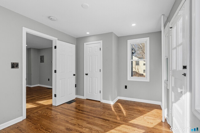 Building Photo - 33 Maple St