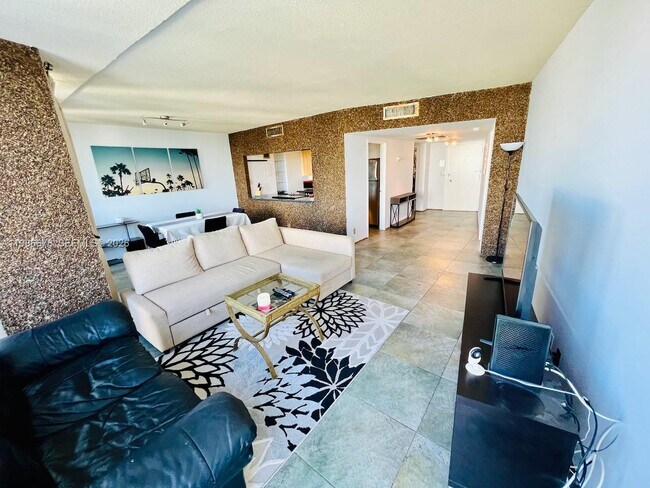 Building Photo - 900 Bay Dr