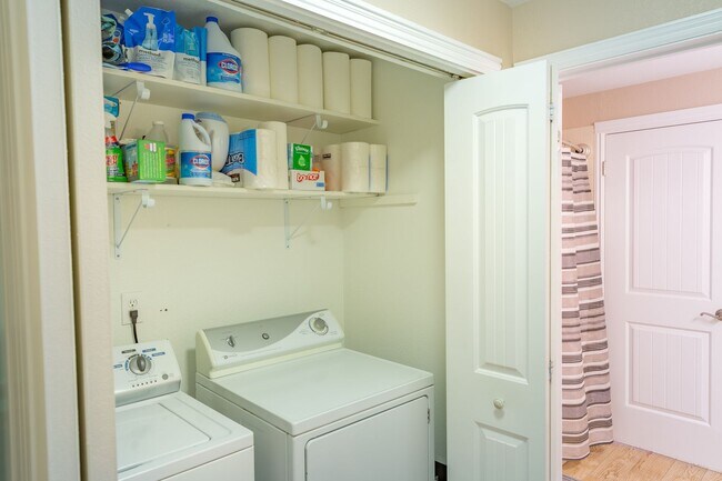 Building Photo - Updated Boise Ave. Townhome in great location!