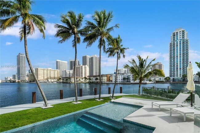 Building Photo - 501 Palm Dr