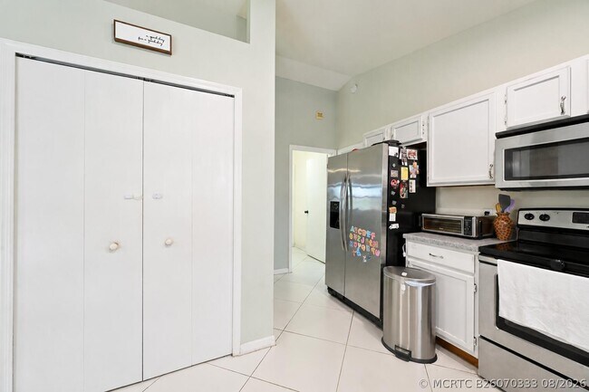 Building Photo - 1755 SW Castinet Ln
