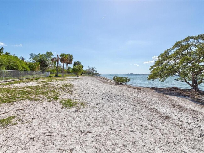 Building Photo - 5002 W Idaho St