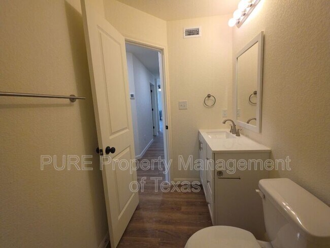 Building Photo - 2002 W 2nd St