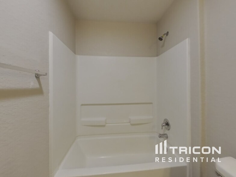 Building Photo - 421 Moonvine Way