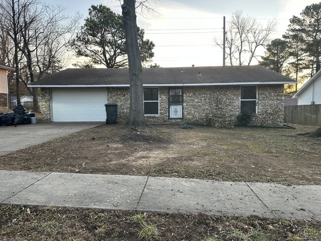 Building Photo - 1612 Tanglewood Dr