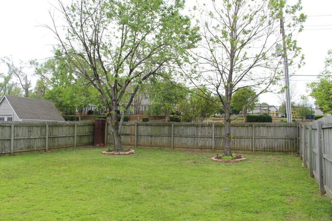 Building Photo - VILLAGES OF PLUM POINT, NEW FLOORS!