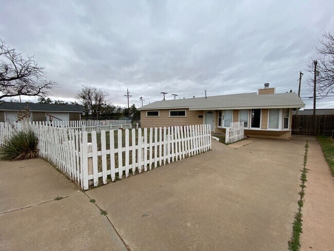 Primary Photo - 3 Bed 1 Bath Now Available in east Lubbock