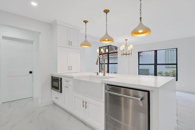 Building Photo - 542 Canoe Point