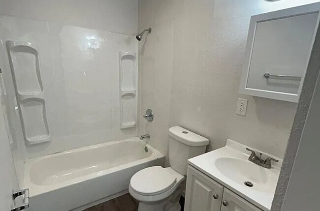 Building Photo - 1515 Andrews Dr