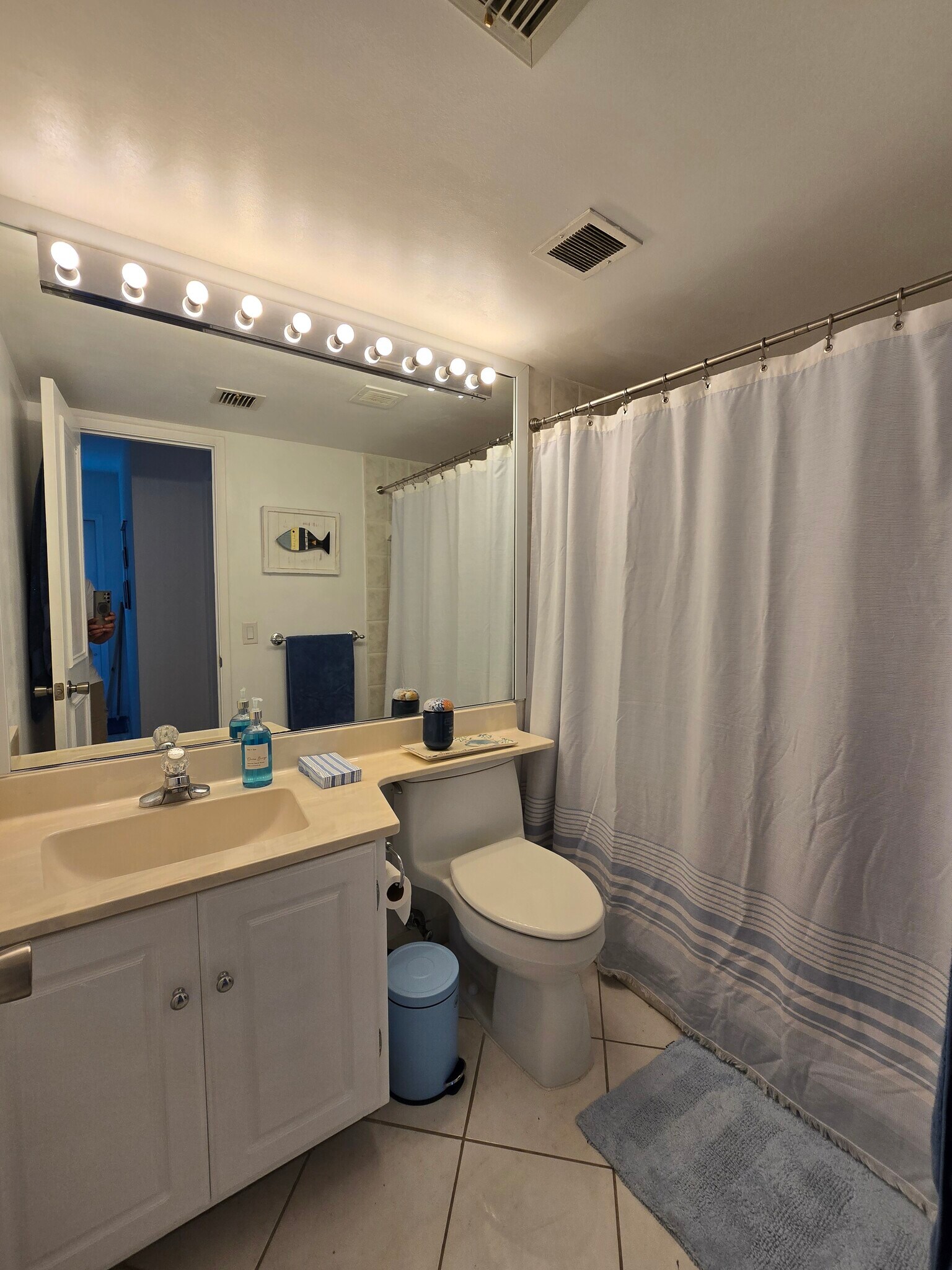 Guest bathroom - 2731 NE 14th Street Cswy