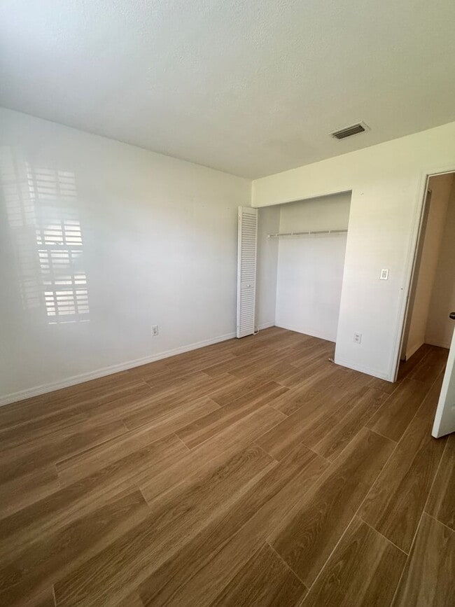 Building Photo - Charming 3/2 Home with open floor plan.