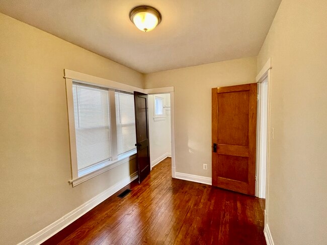 Building Photo - 824 Elgin Ave