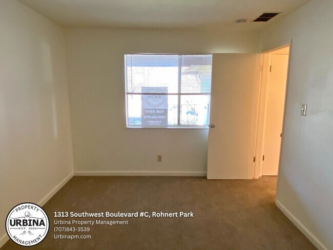 Building Photo - 2 Bedroom Upper Level Condo in Prime Rohne...