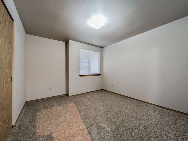 Building Photo - 3 bed, 2 bath Ramber with 2 Car Garage & Fenced yard!