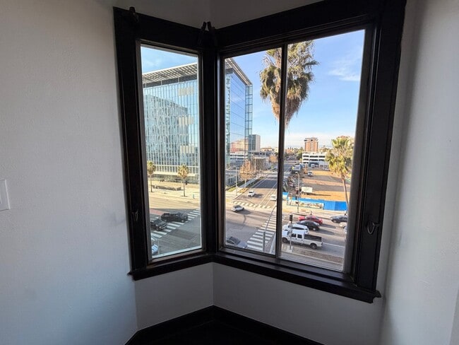 Building Photo - Historic 1BD in The Sovereign | New Appliances | Rooftop Access | Pet Friendly