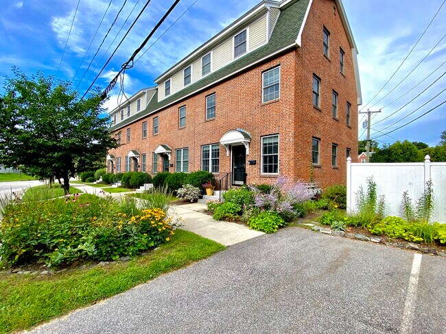 Building Photo - 9 Falkland Pl