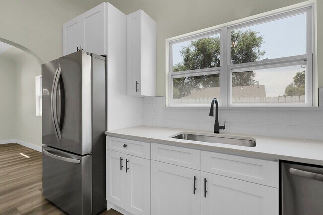 Building Photo - $2,295 - 2 Bed, 1 Bath Newly Renovated Hom...