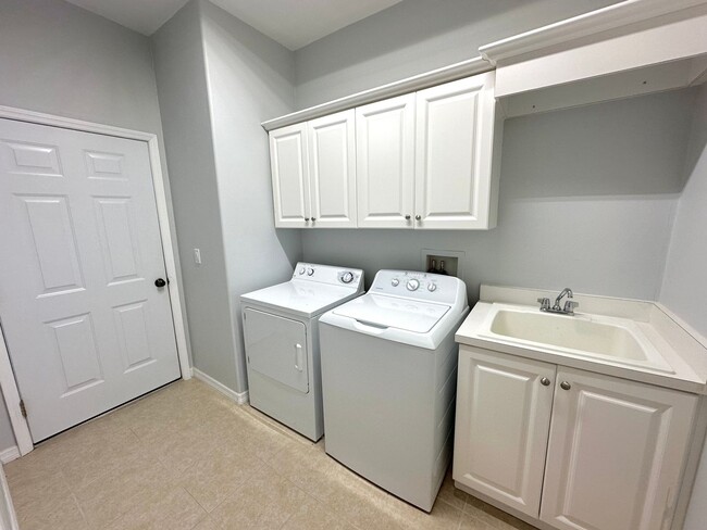 Building Photo - Charming 2-Bedroom, 2.5-Bathroom Townhome ...