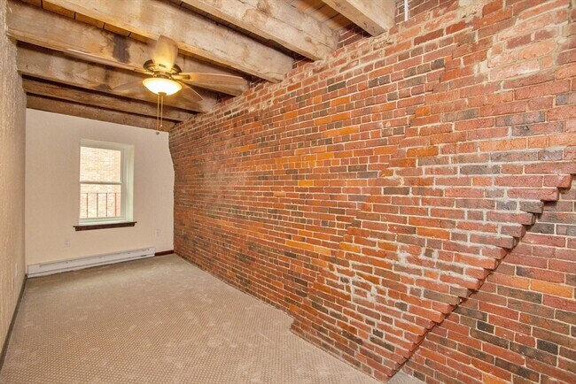 Building Photo - 146 Commercial St