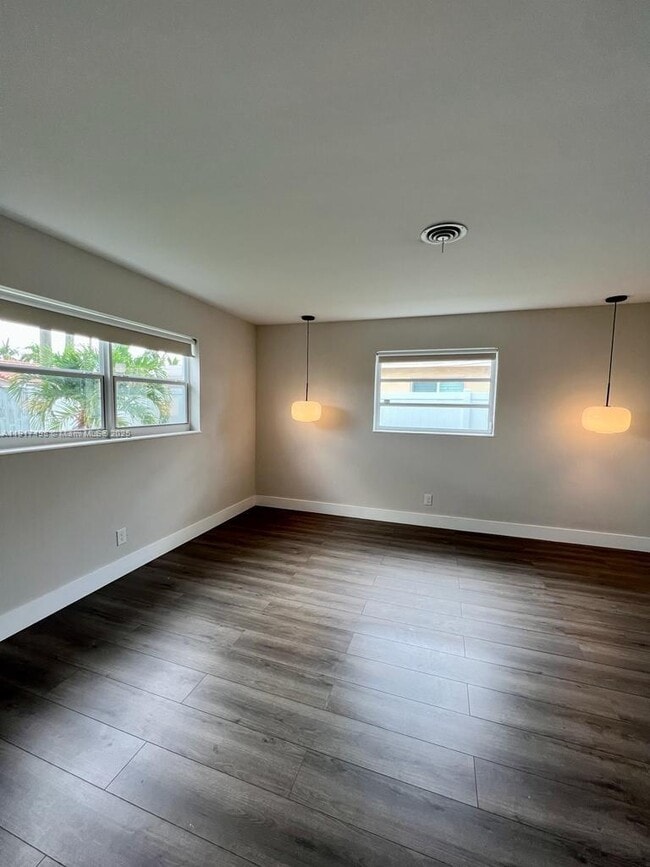 Building Photo - 1931 NE 55th Ct