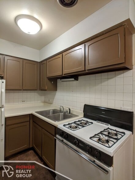 Building Photo - 510 W Briar Pl