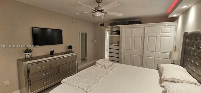 Building Photo - 18081 Biscayne Blvd