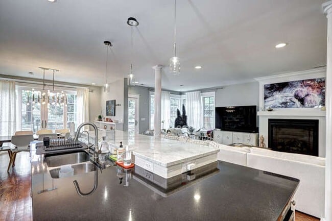 Building Photo - Beautiful Luxury Home Available in Boulder