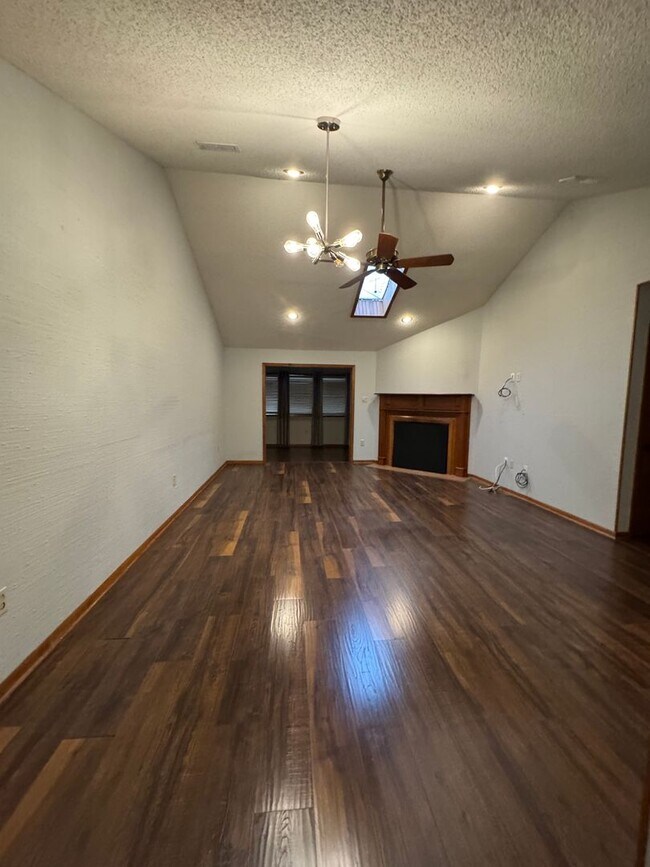 Building Photo - Spacious 2 Bed / 2 Bath Condo in Greenbria...