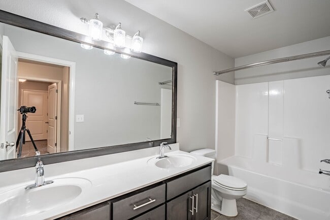 Building Photo - 3 Bed 2 Bath With Office in Tulsa