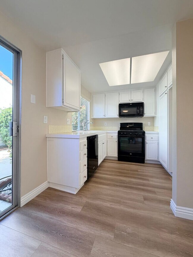 Building Photo - Beautiful End-Unit Townhome 2 bedroom and 1.5 bath