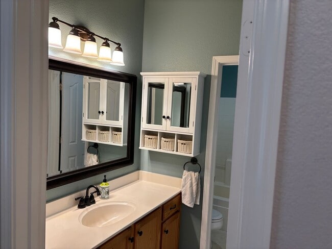 Building Photo - Lakeside Community Beauty